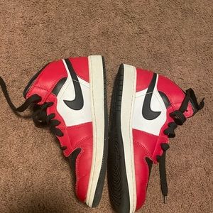 Jordan 1s Chicago mid color red and white size 6